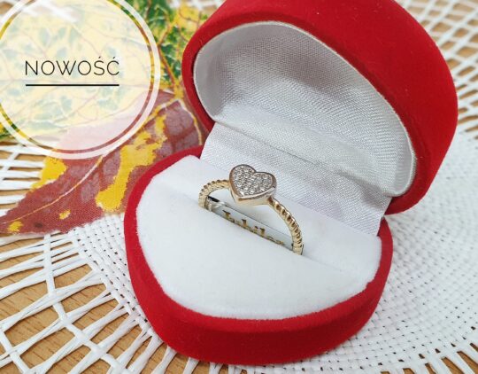 Wyjątkowy pierścionek złoty w kształcie serca z fantazyjną szyną w żółtym złocie